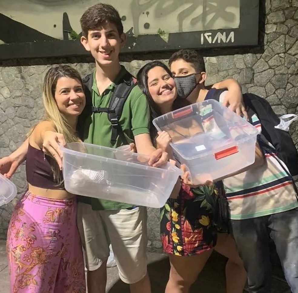 Desconhecidos acolhem menino humilhado por vender lanches