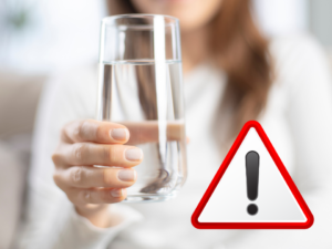 Beber água demais também faz mal? Finalmente a ciência respondeu o drama