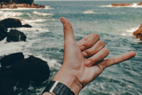 Hang Loose significado espiritual: o gesto que transmite paz e conexão