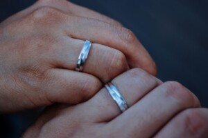 Significado da aliança de prata para casais: vai te fazer usar hoje mesmo