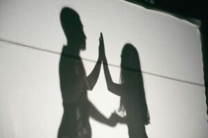 5 sinais estranhos de que ele está apaixonado por você há tempos