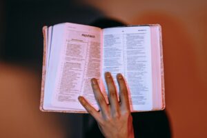 Filipenses 4:6-7 trará AGORA a paz que você não encontra, leia