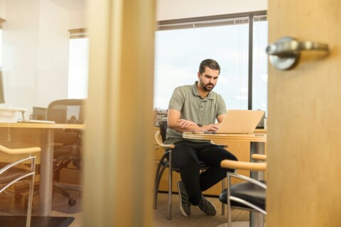 Oração para o Primeiro Dia de Trabalho: Buscando a Direção Divina