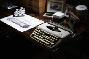 Poema para o Dia do Escritor: quem escreve, também sangra