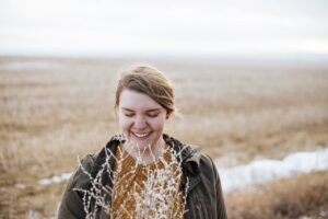 6 sinais estranhos de que ela está apaixonada: percebeu tudo?