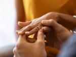 Versículo da bíblia sobre traição no casamento: já refletiu sobre ele?