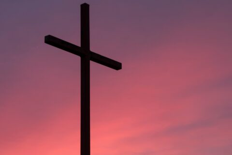 Romanos 6:8: entenda esse amor imerecido