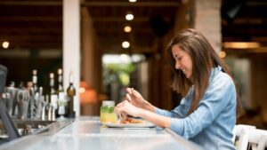 Ir ao restaurante sozinho é um exercício psicológico?
