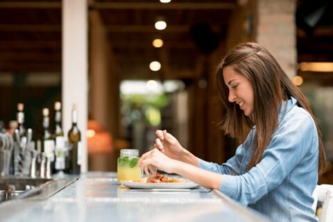 Ir ao restaurante sozinho é um exercício psicológico?