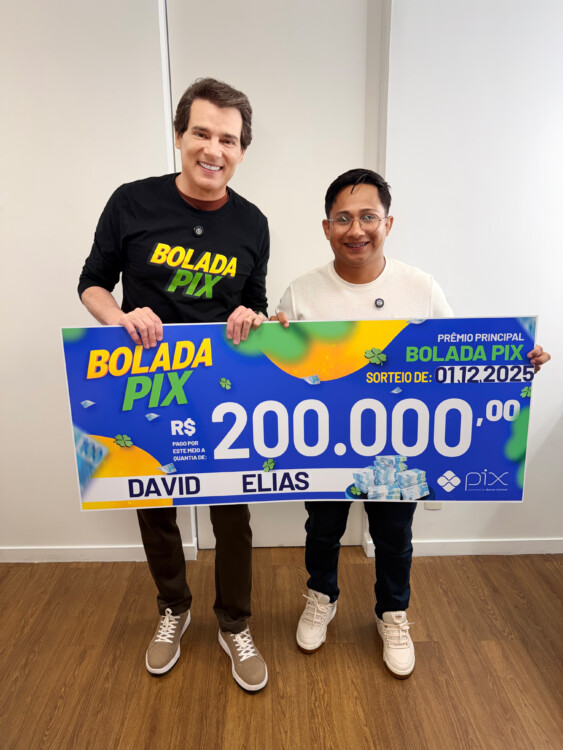 Celso Portiolli com um dos ganhadores do Bolada Pix 