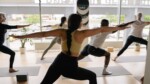 Professora de geografia usa yoga para ajudar alunas e transforma a rotina escolar na Índia