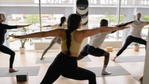 Professora de geografia usa yoga para ajudar alunas e transforma a rotina escolar na Índia