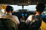 Piloto de 22 anos divide cabine de avião com o pai comandante, enquanto a mãe atua como comissária no mesmo voo