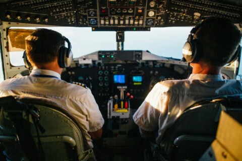 Piloto de 22 anos divide cabine de avião com o pai comandante, enquanto a mãe atua como comissária no mesmo voo