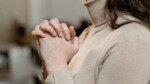 Uma oração? Saiba o que acontece com o nosso cérebro quando nos aproximamos de Deus