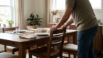 Psicologia analisa o hábito: pessoas que recolocam a cadeira após levantar da mesa mostram um hábito que pode unir organização, senso de dever e consideração por quem utiliza o espaço