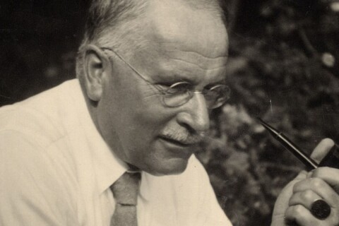 Carl Jung inspira reflexão sobre mulheres que sorriem mesmo tristes: “Algumas aprenderam que demonstrar tristeza traz mais cobranças do que acolhimento”