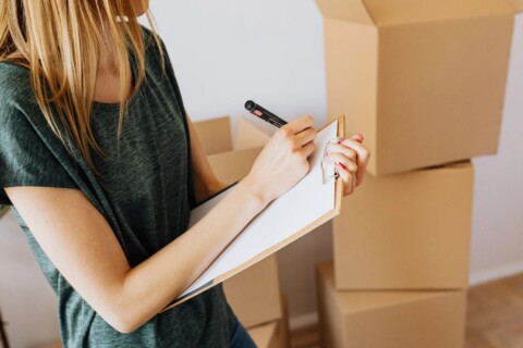 Empreendedora cria empresa de mudanças para mulheres após separações, transforma serviço em negócio no Reino Unido e fatura quase R$ 70 mil por mês