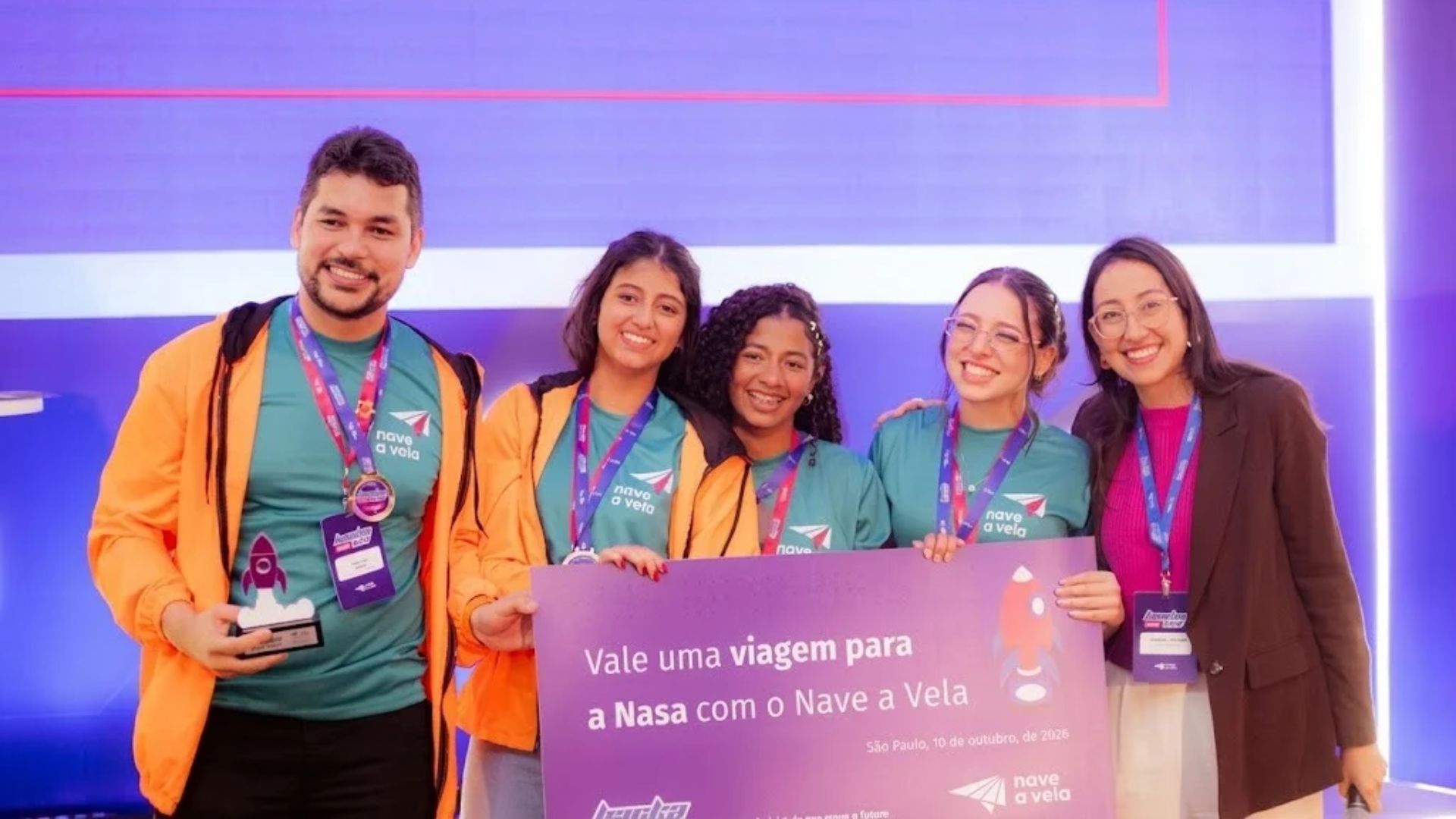 Meninas de 14 anos criaram uma ferramenta para avaliar possíveis riscos antes de compartilhar uma publicação.