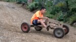 Menino do meme Taca-le pau, Marco Véio cresce, vira pai aos 24 anos e recria descida de carrinho com filha de 1 ano no mesmo morro de Santa Catarina
